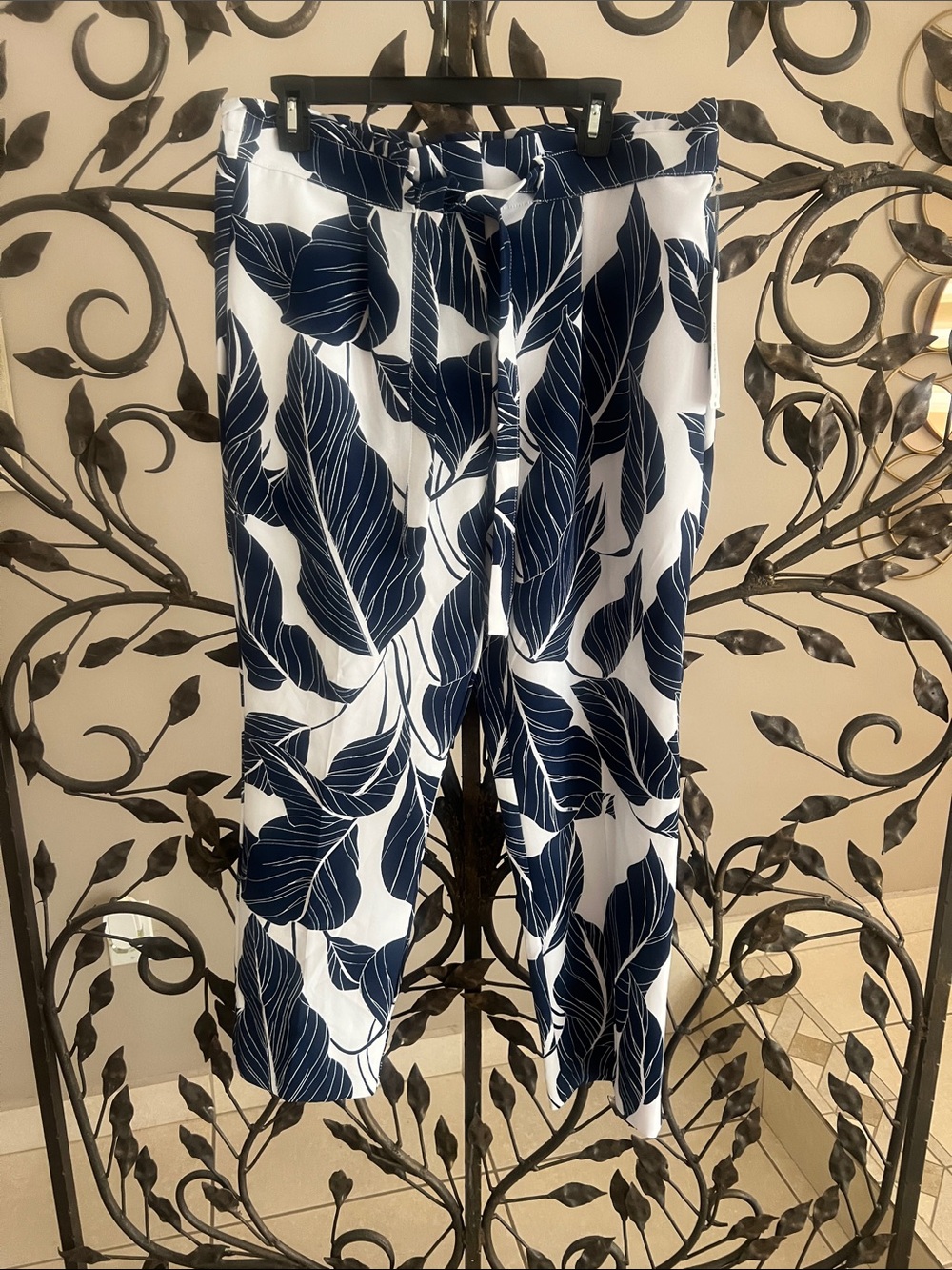 Liz Claiborne Navy and White Leaf-Print Wide Leg Capris